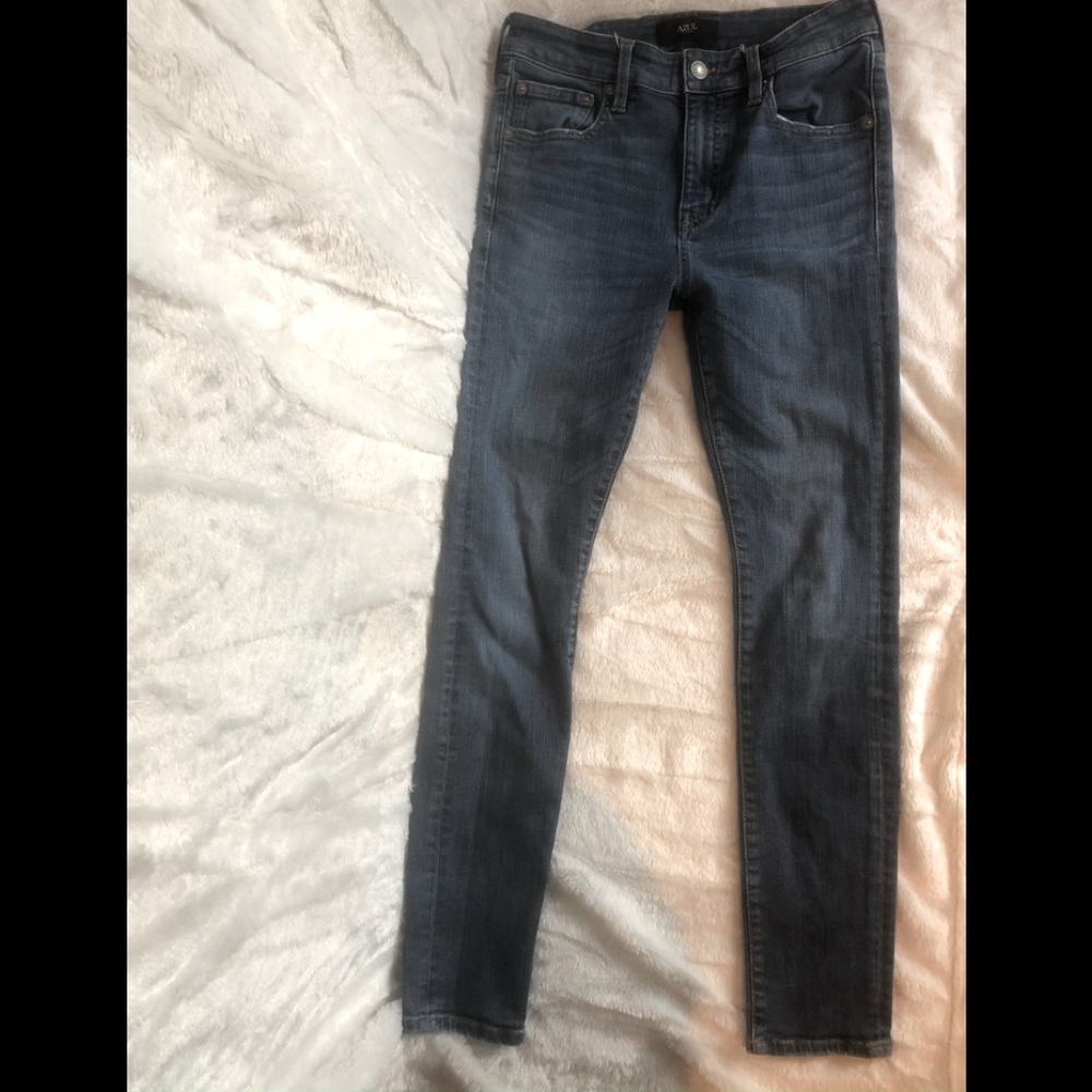 AZUL by Moussy crops